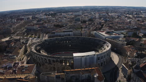Kreisförmige-Luftaufnahme-Um-Die-Römische-Amphitheater-Arena-Von-Nîmes,-Elliptisch
